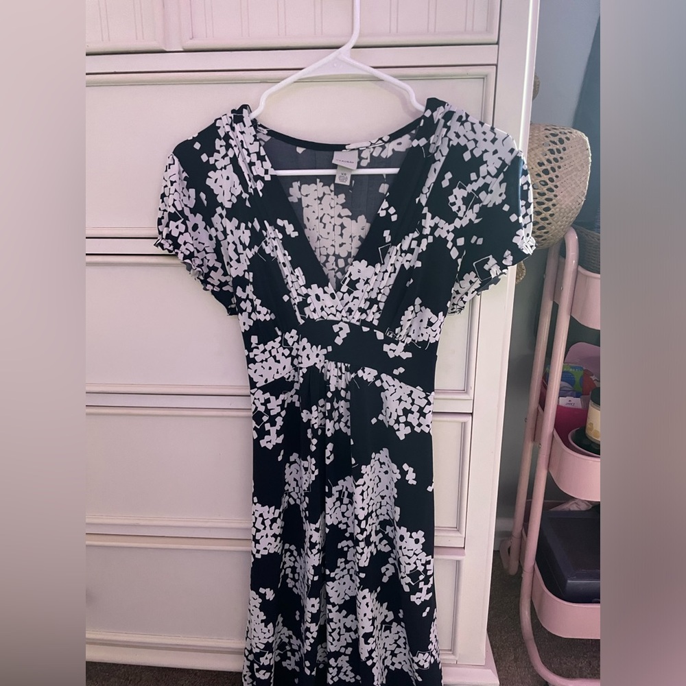 super cute dress! flattering fit!